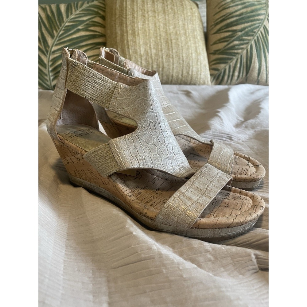 Donald‎ Pliner Size 8 Wedge Sandals Faux Crocodile Thong Beige Metallic Cork